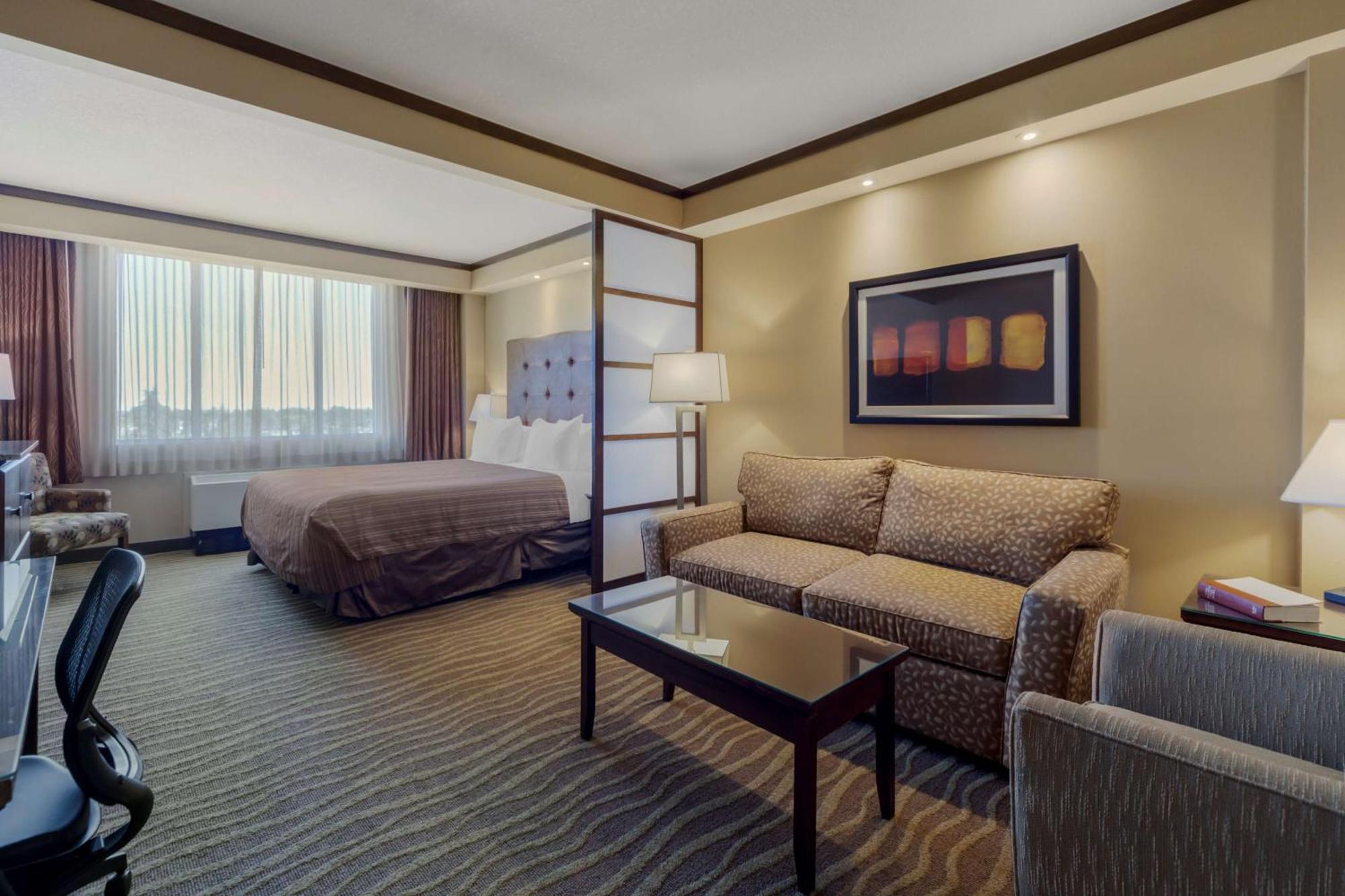Best Western Premier Denham Inn & Suites Leduc Exterior foto